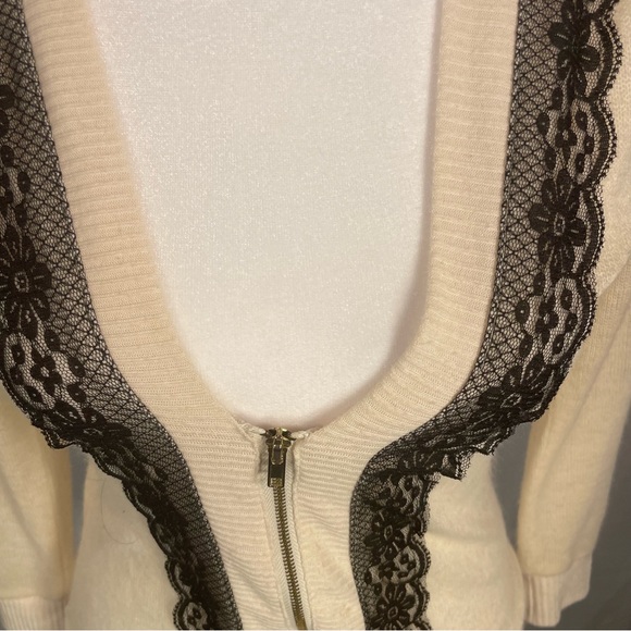 Elegant cream Carthaginian with black lace detailing on front. - Picture 2 of 5